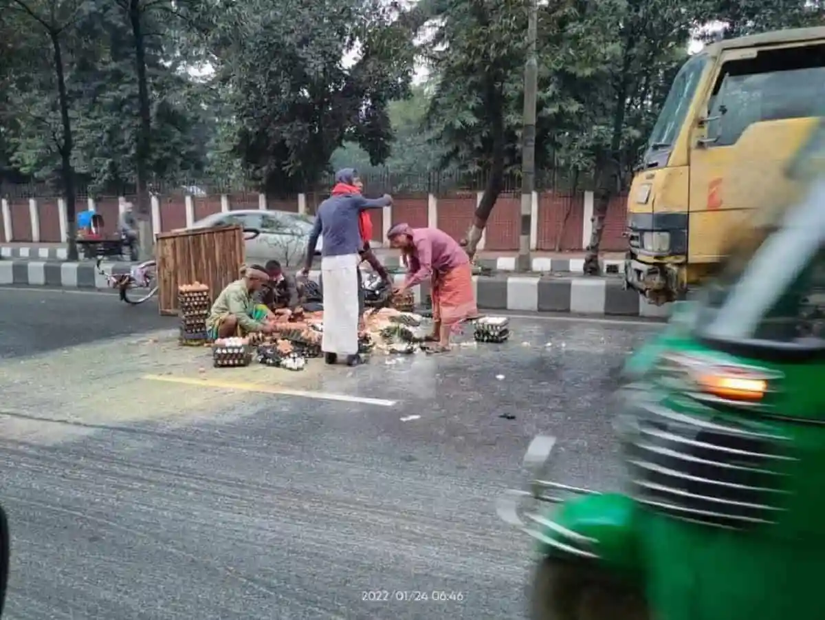 ঢাকায় ট্রাকের ধাক্কায় ভ্যানচালকের মৃত্যু, আহতরা উদ্ধার করছে।. Channel i News - চ্যানেল আই নিউজ