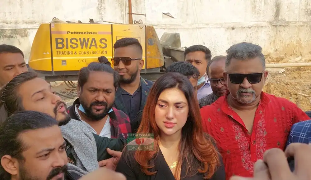 অপুর সাক্ষাৎকারের সময় তার আশেপাশের মানুষজনের ছবি. Channel i News - চ্যানেল আই নিউজ