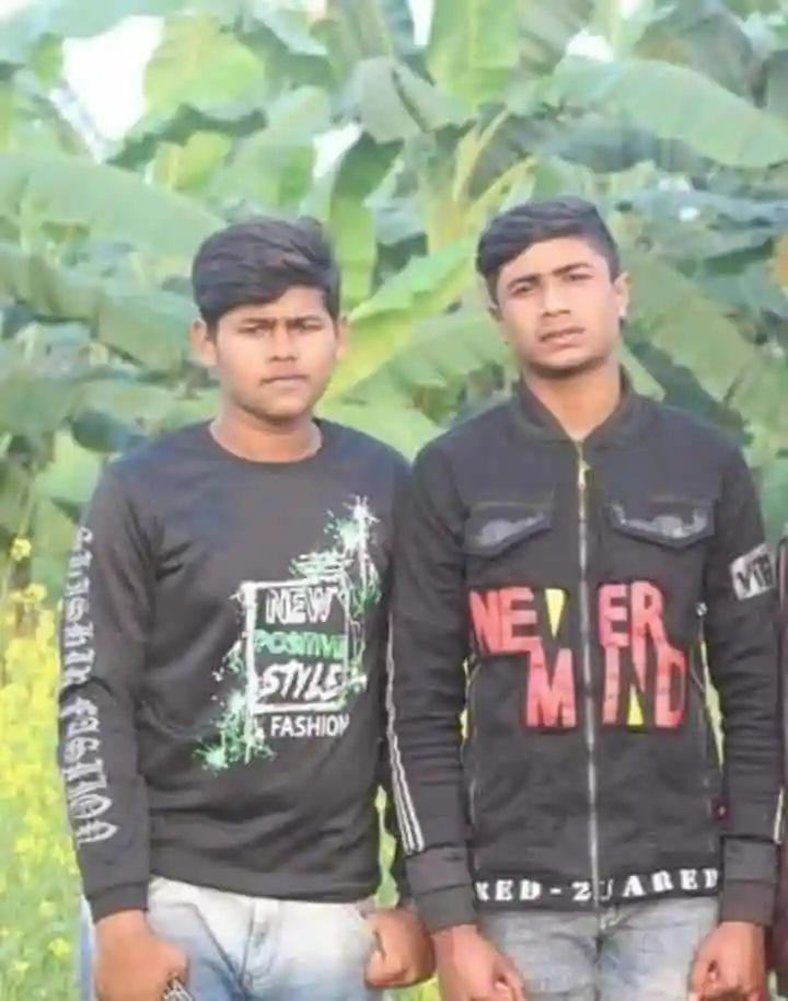 দুই স্কুল ছাত্রের ছবি, সবুজ গাছের পেছনে দাঁড়িয়ে. Channel i News - চ্যানেল আই নিউজ
