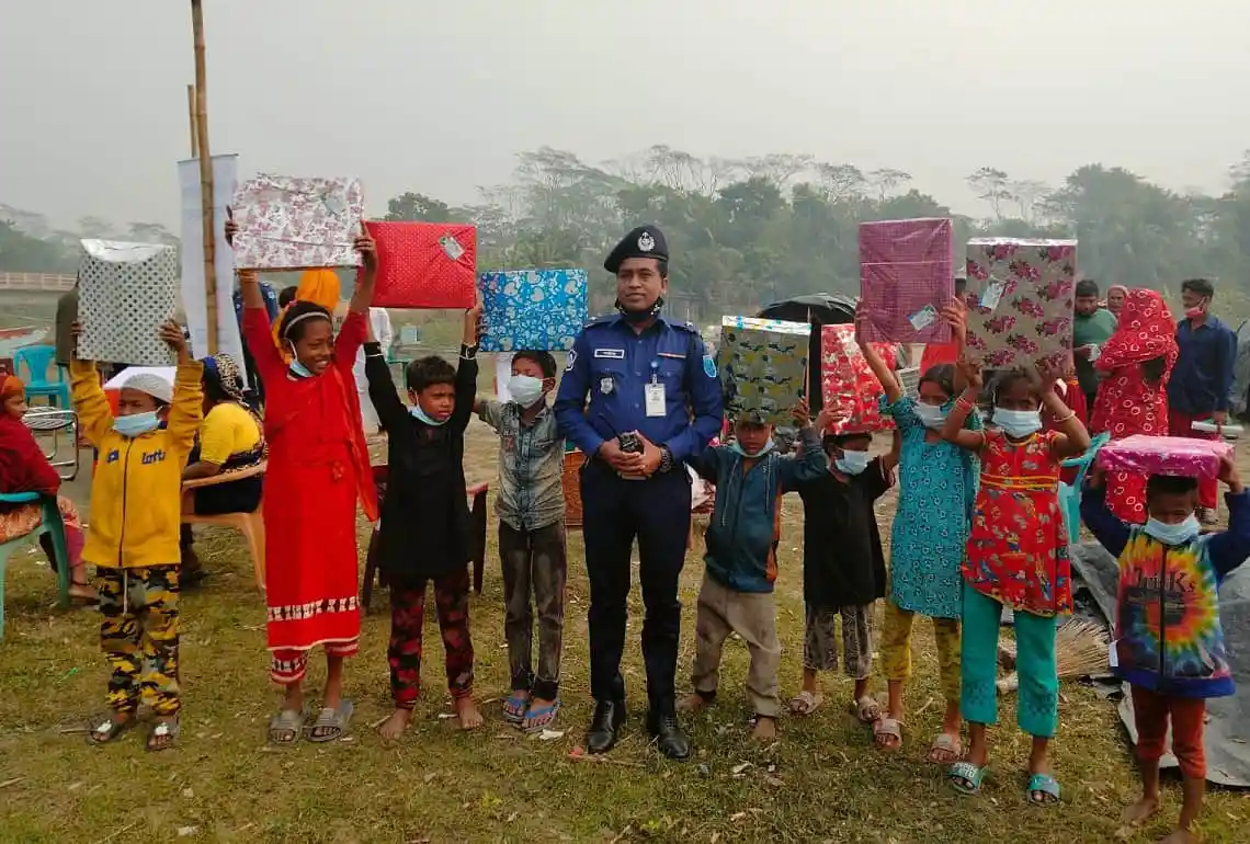 বেদে পল্লীর শিশুদের বস্ত্র উপহার দিচ্ছেন পুলিশ সদস্যরা. Channel i News - চ্যানেল আই নিউজ