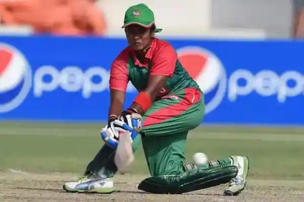 বাংলাদেশের ক্রিকেটার ফারজানা মাঠে ডিফেন্স করে ব্যাটিং করছেন. Channel i News - চ্যানেল আই নিউজ
