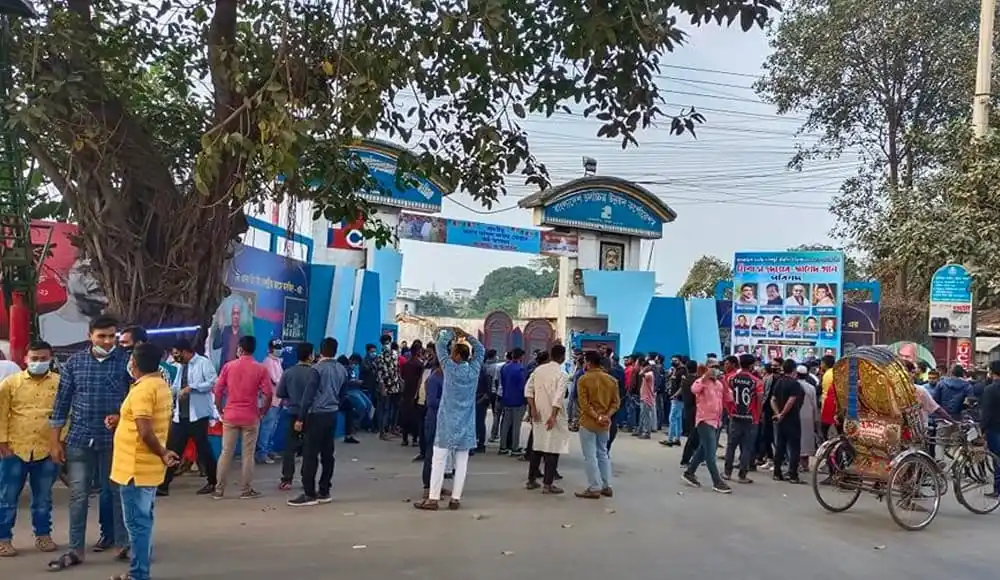 এফডিসি গেটে দর্শকদের উপচেপড়া ভিড়. Channel i News - চ্যানেল আই নিউজ