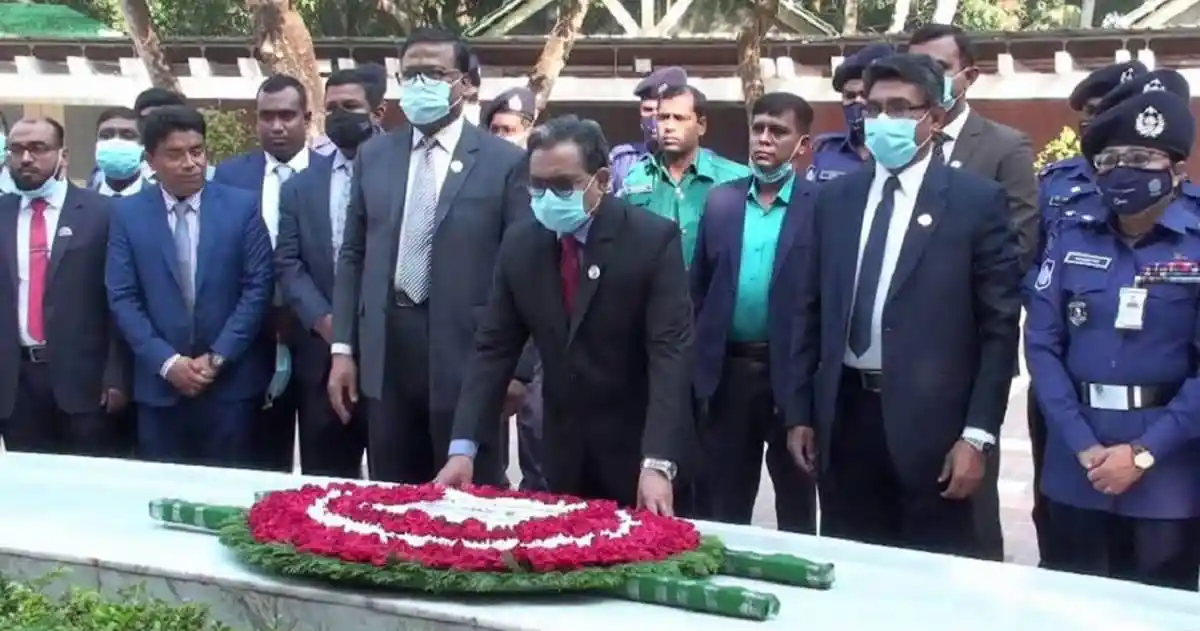 প্রধান বিচারপতি ও অন্যান্য কর্মকর্তাদের বঙ্গবন্ধুর সমাধিতে শ্রদ্ধা. Channel i News - চ্যানেল আই নিউজ