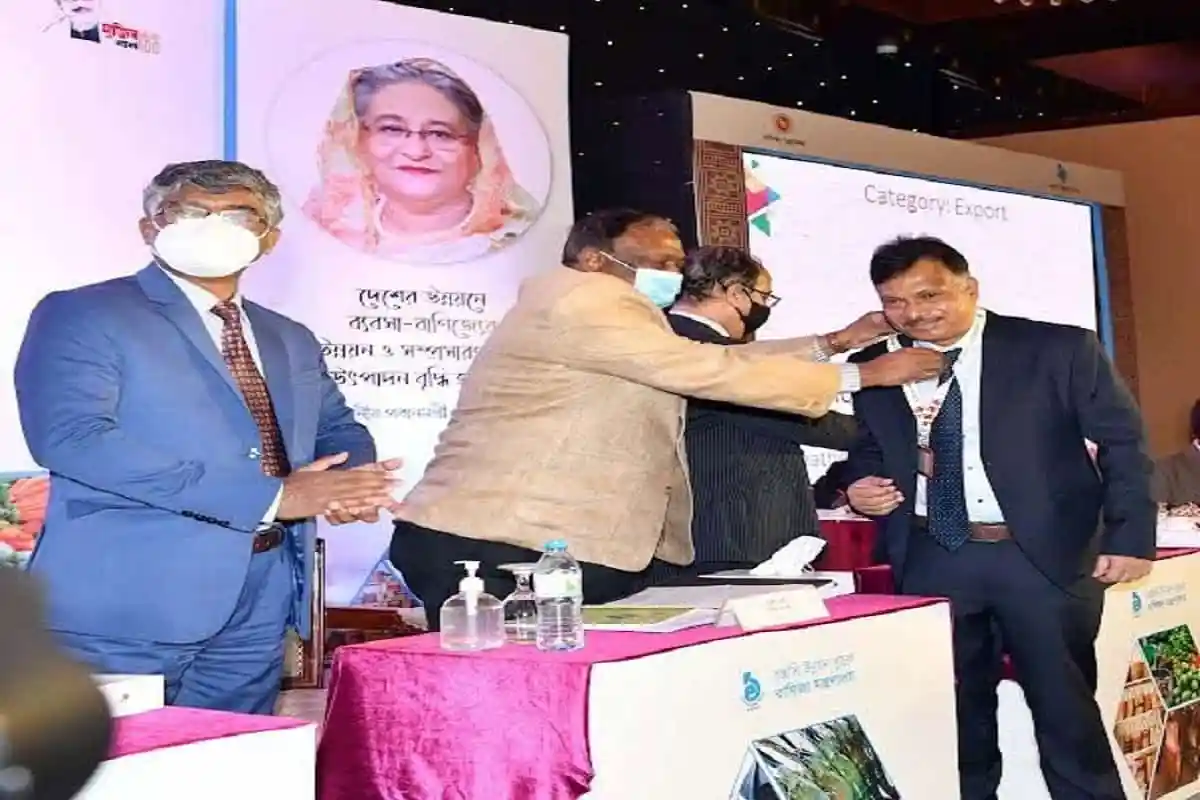সিআইপি কার্ড বিতরণে অংশগ্রহণকারী ব্যক্তিরা মুখে মাস্ক পরে আছেন. Channel i News - চ্যানেল আই নিউজ