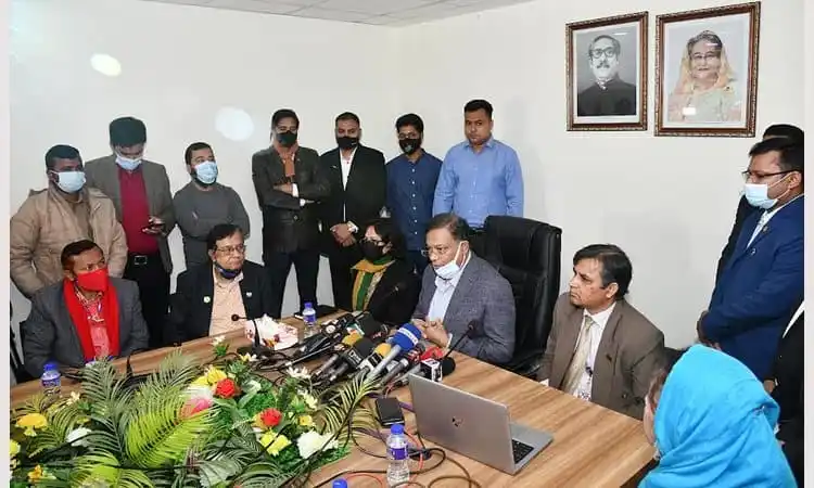 তথ্যমন্ত্রী ও অন্যান্য নেতারা বৈঠকে বসে আলোচনা করছেন. Channel i News - চ্যানেল আই নিউজ