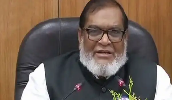 বাংলাদেশের একজন সরকারী কর্মকর্তা বা নেতা বক্তৃতা দিচ্ছেন. Channel i News - চ্যানেল আই নিউজ