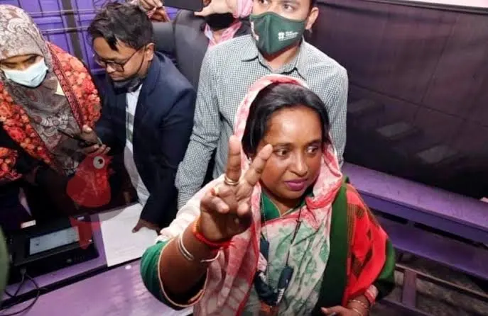 আইভী ভোটের জয় উদযাপন করছেন, গণমাধ্যমের সামনে হাত তুলে. Channel i News - চ্যানেল আই নিউজ