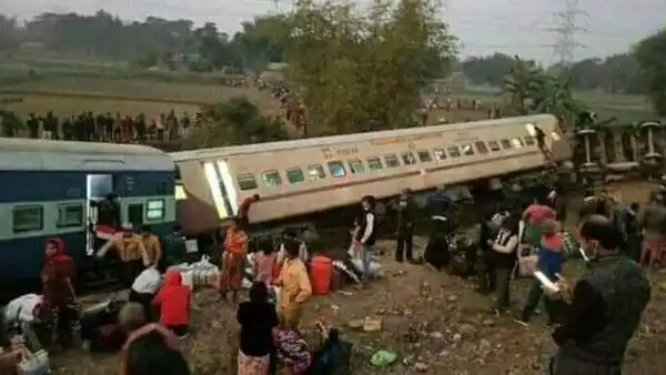 ভারতের জলপাইগুড়িতে ট্রেন দুর্ঘটনায় বহু হতাহত, উদ্ধার কাজ চলছে. Channel i News - চ্যানেল আই নিউজ