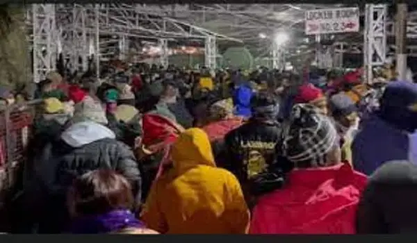 জনসমাগমে ভিড়ের মধ্যে মানুষজন অপেক্ষা করছে. Channel i News - চ্যানেল আই নিউজ