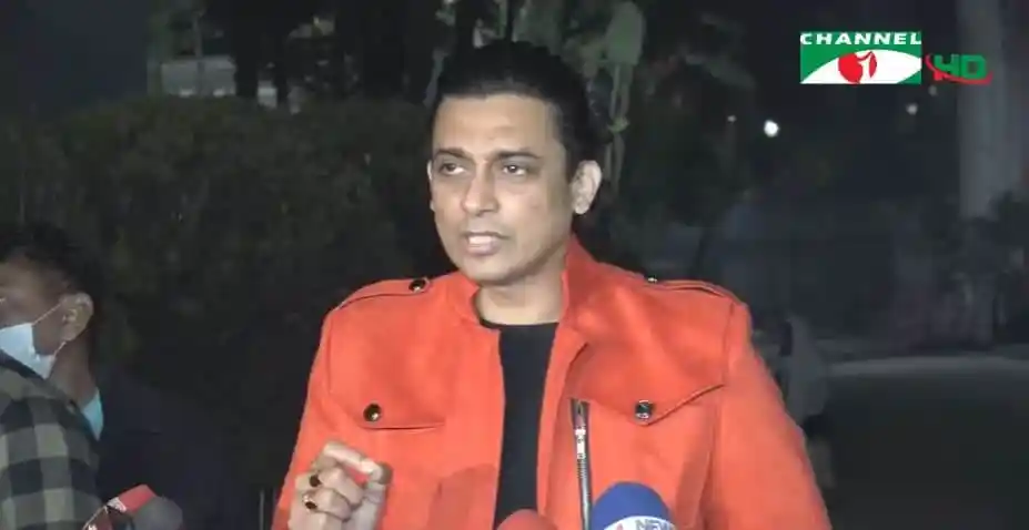 চ্যানেল আই অনলাইন সংবাদে বক্তা মুখোমুখি সাক্ষাৎকার নিচ্ছেন. Channel i News - চ্যানেল আই নিউজ