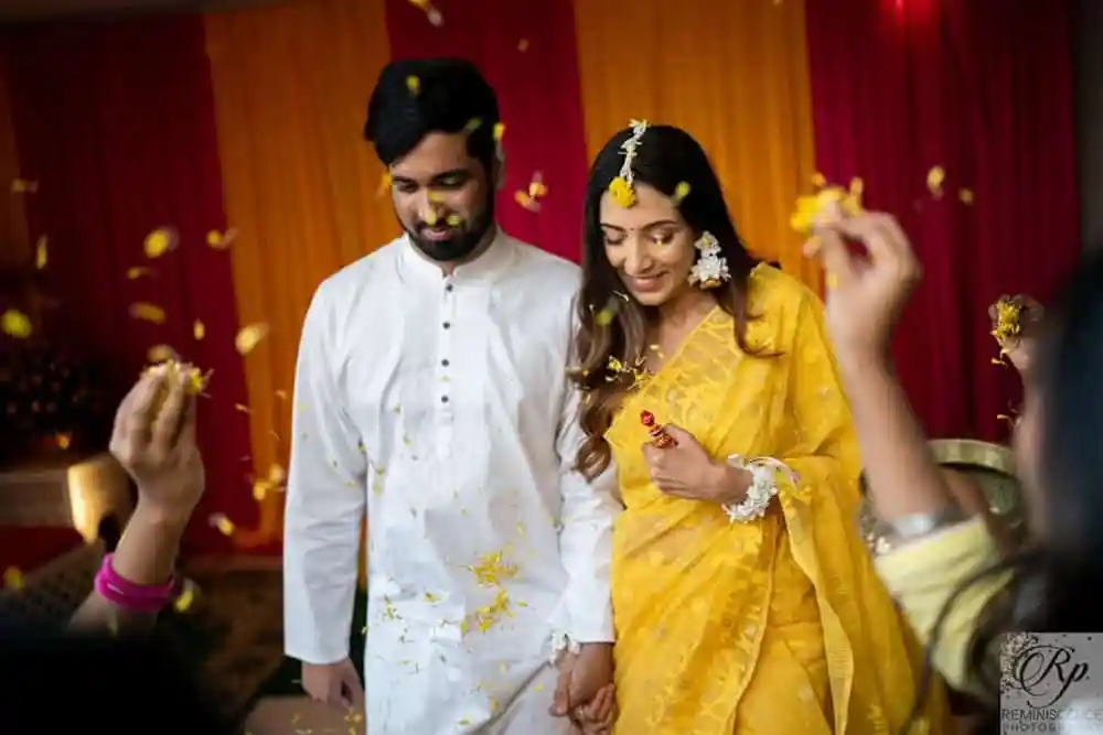 চিত্রনায়িকা মিম গায়ে হলুদের অনুষ্ঠানে আনন্দে অংশগ্রহণ করছেন. Channel i News - চ্যানেল আই নিউজ