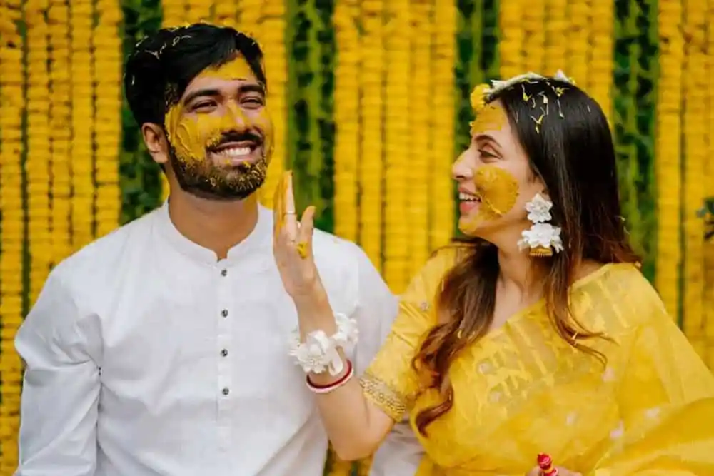 চিত্রনায়িকা মিম গায়ে হলুদের অনুষ্ঠানে সঙ্গীর সঙ্গে হাসিমুখে. Channel i News - চ্যানেল আই নিউজ
