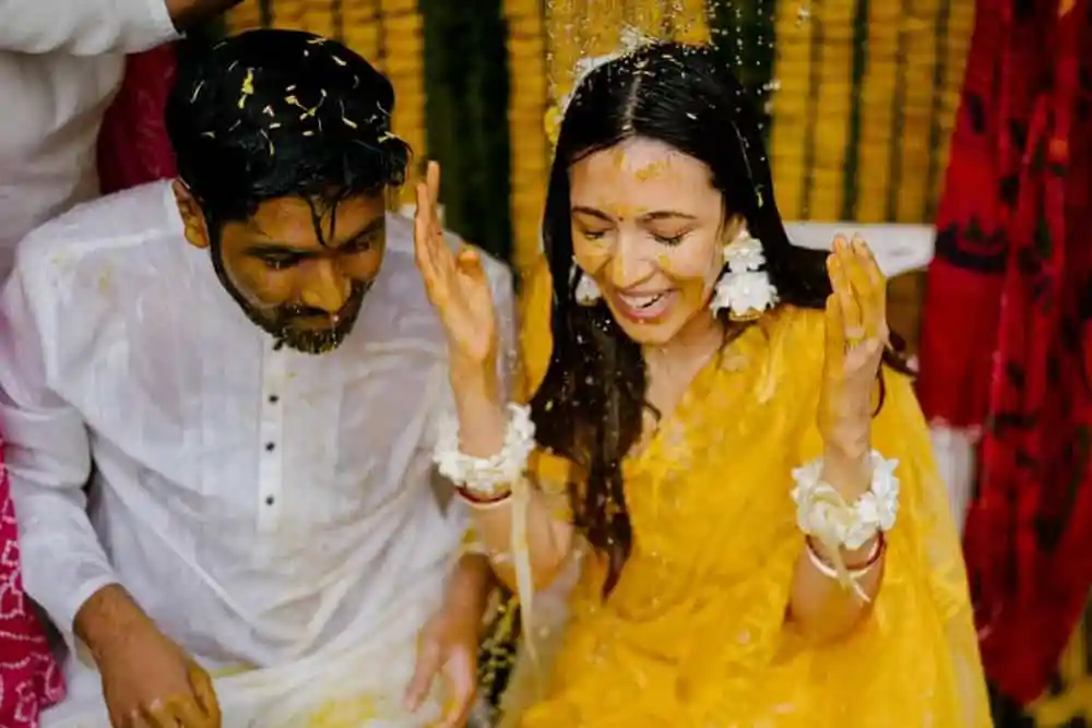 চিত্রনায়িকা মিম গায়ে হলুদের অনুষ্ঠানে আনন্দে মেতে উঠেছেন. Channel i News - চ্যানেল আই নিউজ