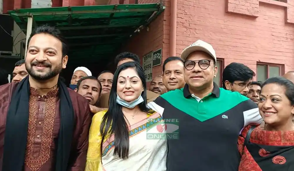 শিল্পী সমিতির নির্বাচনে অংশগ্রহণকারী শিল্পীরা হাসিমুখে উপস্থিত. Channel i News - চ্যানেল আই নিউজ