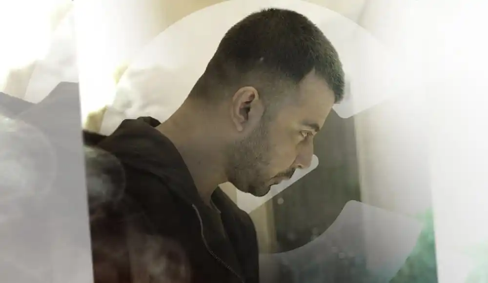 নিশোরের লুকের রহস্য জানার জন্য চোখে চোখ রেখে পড়ছেন. Channel i News - চ্যানেল আই নিউজ