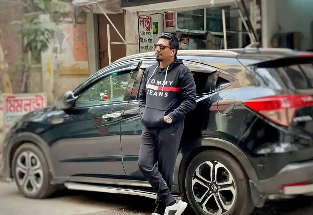 নির্বাচনী প্রস্তুতিতে যুবক, শহরের রাস্তায় দাঁড়িয়ে. Channel i News - চ্যানেল আই নিউজ