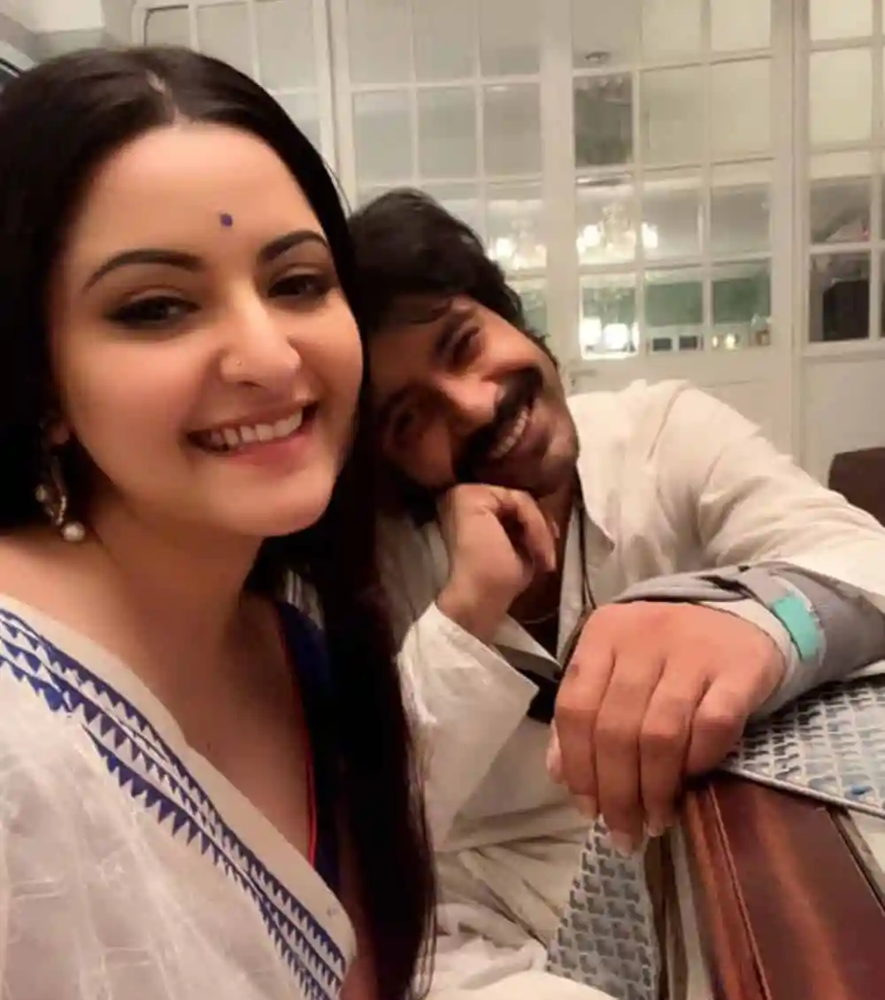 একজন নারী ও একজন পুরুষ হাসিমুখে বসে আছেন, নারীর মুখের দিকে তাকানো।. Channel i News - চ্যানেল আই নিউজ