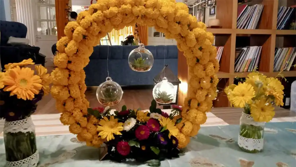 রাজ-পরীর হলুদ সন্ধ্যার সুন্দর ছবি, ফুলের গার্ডেনের মধ্যে. Channel i News - চ্যানেল আই নিউজ