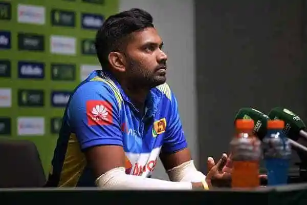 শ্রীলঙ্কার ক্রিকেটার সংবাদ সম্মেলনে বসে, পেছনে সংবাদ প্যানেল. Channel i News - চ্যানেল আই নিউজ