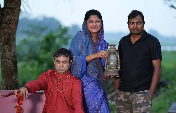 তিনজন মানুষ একটি প্রাকৃতিক পরিবেশে ছবি তুলছেন।. Channel i News - চ্যানেল আই নিউজ