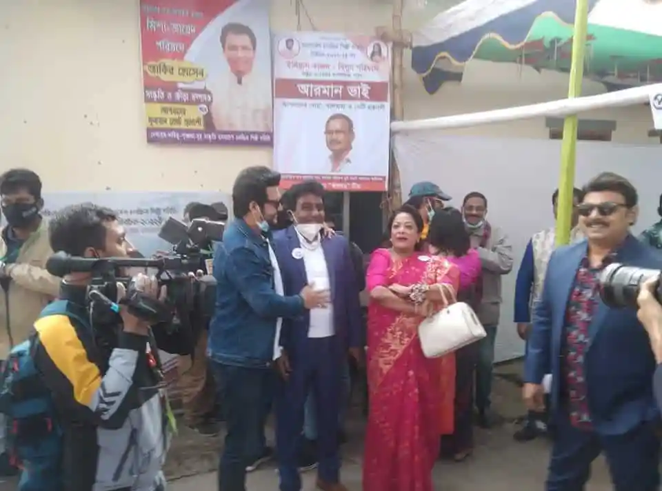 শিল্পী সমিতির ভোট গ্রহণের সময় উৎসবমুখর পরিবেশে ভোটাররা উপস্থিত. Channel i News - চ্যানেল আই নিউজ
