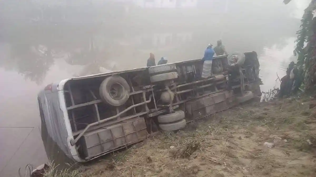 খাদে পড়ে যাওয়া বাসের ছবি, আহতদের উদ্ধার কাজ চলছে. Channel i News - চ্যানেল আই নিউজ