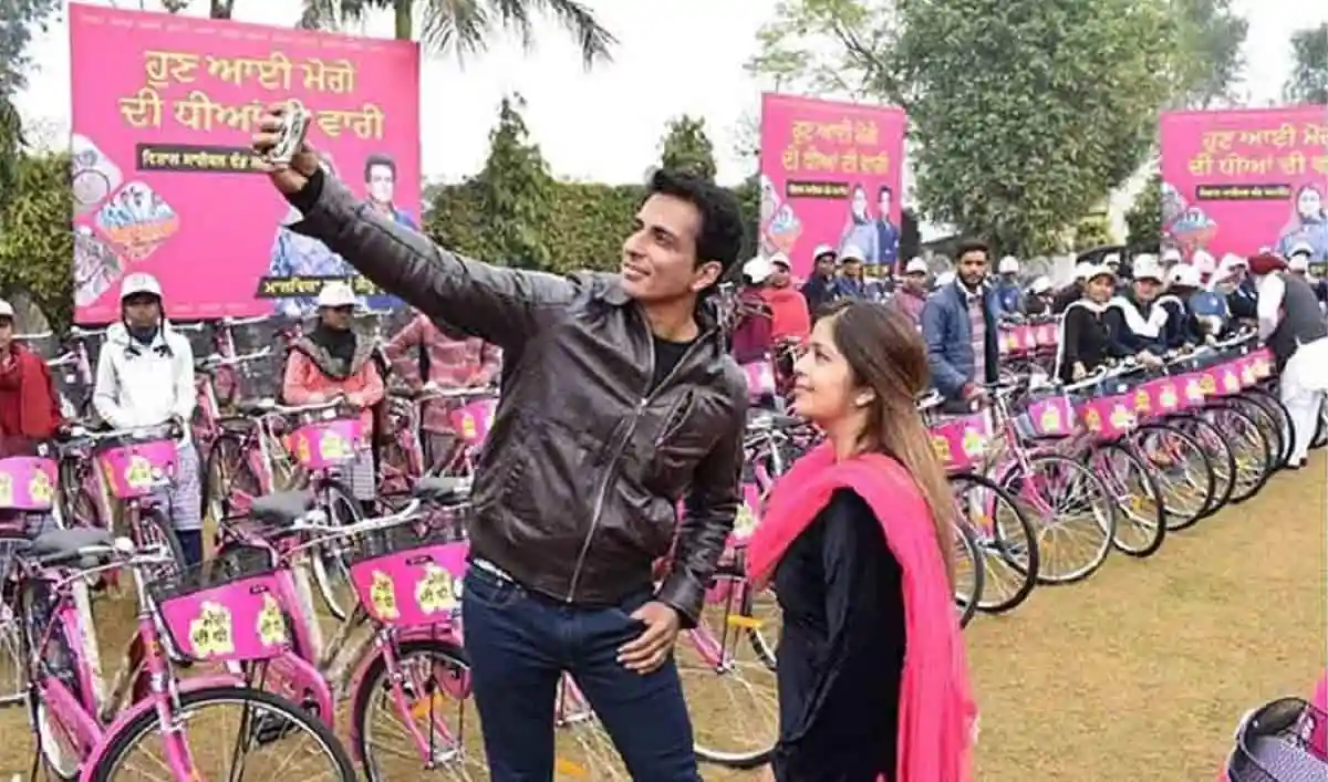 সোনু সুদ শিশুদের জন্য সাইকেল বিতরণ করছেন, অনুষ্ঠানে উপস্থিত অনেক মানুষ. Channel i News - চ্যানেল আই নিউজ