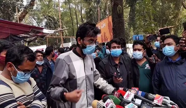 শিক্ষার্থীরা অনশন ভাঙলেও আন্দোলন চালিয়ে যাওয়ার ঘোষণা দেন।. Channel i News - চ্যানেল আই নিউজ