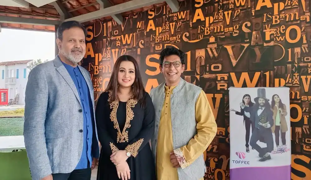 চ্যানেল আই অনলাইন সাংবাদিকরা ছবি তোলার সময়. Channel i News - চ্যানেল আই নিউজ