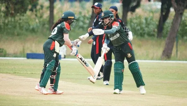 বাংলাদেশ নারী ক্রিকেট দলের খেলোয়াড়রা মাঠে একসঙ্গে উদযাপন করছে. Channel i News - চ্যানেল আই নিউজ