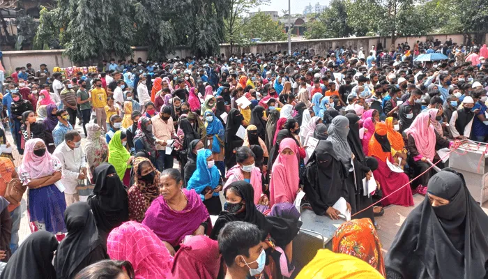 বাংলাদেশের টিকা কেন্দ্রে মানুষের ব্যাপক উপস্থিতি, স্বাস্থ্য সচিবের নির্দেশে রাত পর্যন্ত টিকাদান চলবে. Channel i News - চ্যানেল আই নিউজ