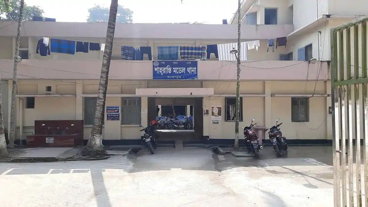 চাঁদপুরে পুলিশি সংঘর্ষের সময় আহত ২০ জনের জন্য হাসপাতালে নিয়ে যাওয়া হয়. Channel i News - চ্যানেল আই নিউজ