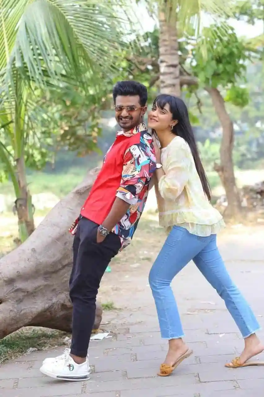 প্রেমের মুহূর্তে যুবক ও যুবতীর হাসিমুখ ছবি. Channel i News - চ্যানেল আই নিউজ