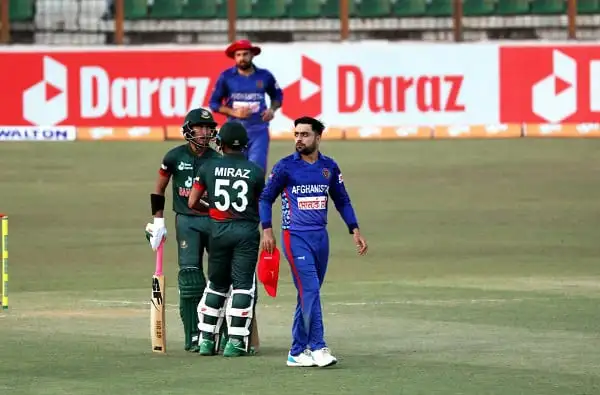 বাংলাদেশ ও পাকিস্তান ক্রিকেট দলের খেলোয়াড়রা মাঠে সাক্ষাৎ করছে. Channel i News - চ্যানেল আই নিউজ