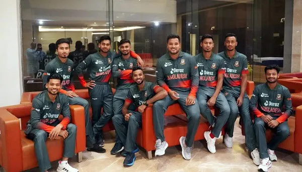 বাংলাদেশ ক্রিকেট দলের খেলোয়াড়রা বিশ্রামে বসে ছবি তুলছে. Channel i News - চ্যানেল আই নিউজ