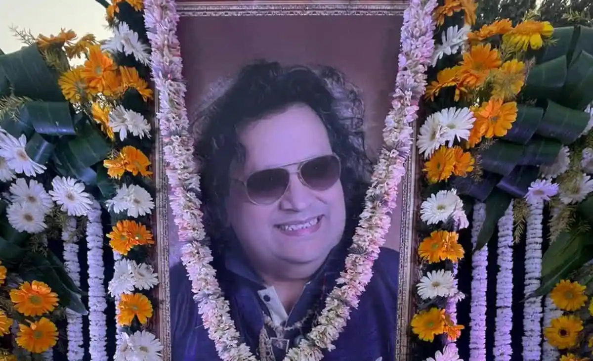 প্রিয় ব্যক্তির ছবি ফুলের মালায় সজ্জিত, শোক ও শ্রদ্ধার প্রতীক. Channel i News - চ্যানেল আই নিউজ