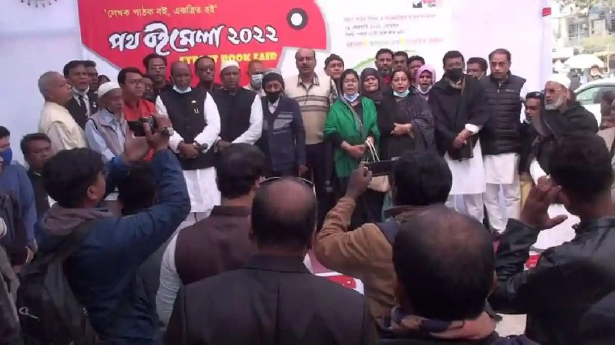 নাটোরে পথ বইমেলা উদ্বোধন অনুষ্ঠানে উপস্থিত অতিথি ও দর্শকরা. Channel i News - চ্যানেল আই নিউজ
