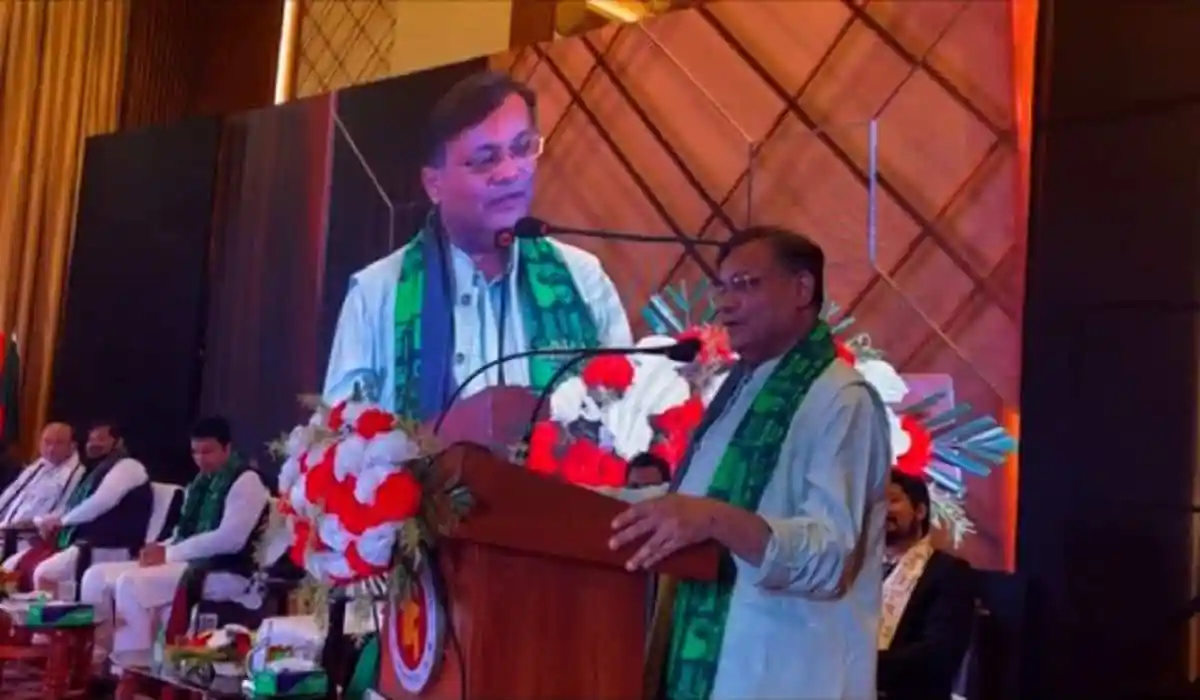 তথ্যমন্ত্রী ভাষণ দিচ্ছেন, পেছনে বড় পর্দায় ভিডিও প্রদর্শিত হচ্ছে. Channel i News - চ্যানেল আই নিউজ