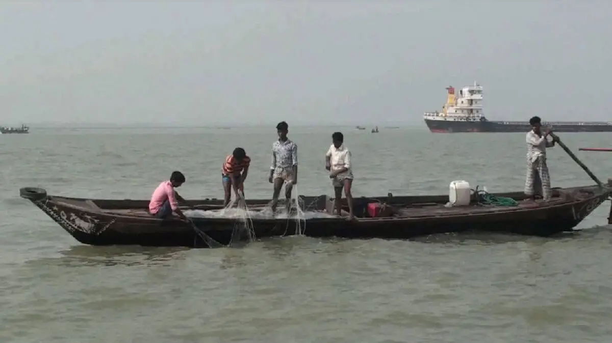 নৌকায় মাছ ধরা জেলেরা, বঙ্গোপসাগরে মাছ শিকার করছে।. Channel i News - চ্যানেল আই নিউজ