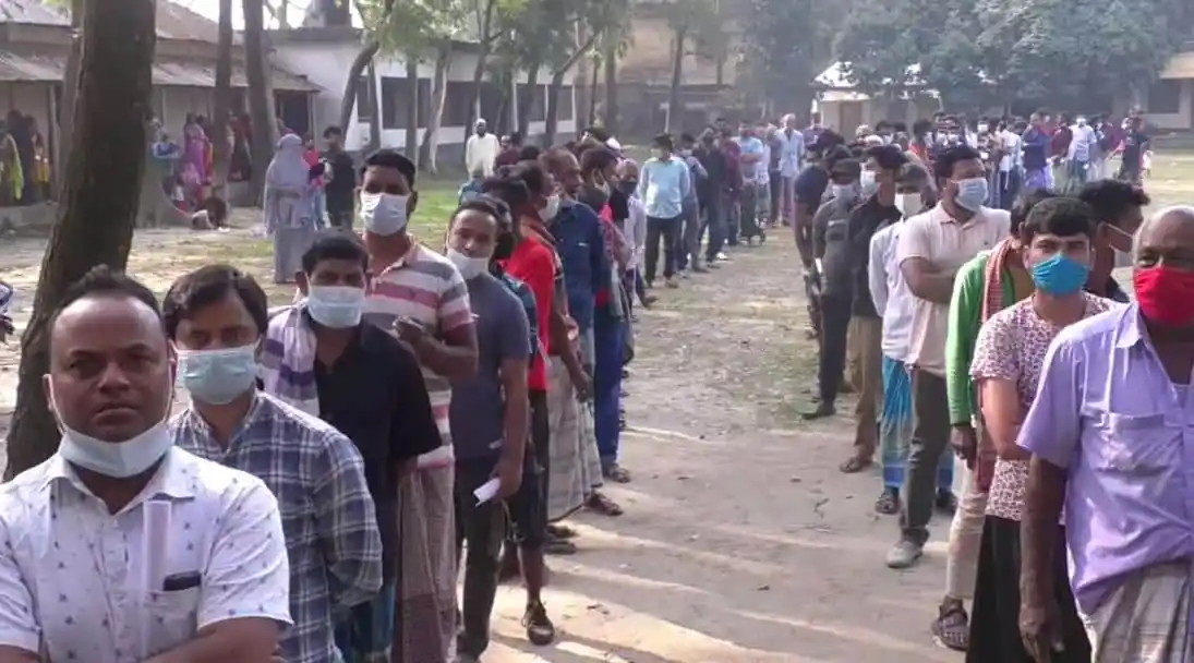 বাংলাদেশে মানুষ টিকা নিতে দীর্ঘ লাইনে দাঁড়িয়ে. Channel i News - চ্যানেল আই নিউজ