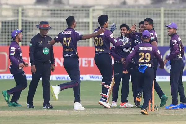 চট্টগ্রাম ক্রিকেট দলের খেলোয়াড়রা মাঠে উল্লাস করছে।. Channel i News - চ্যানেল আই নিউজ