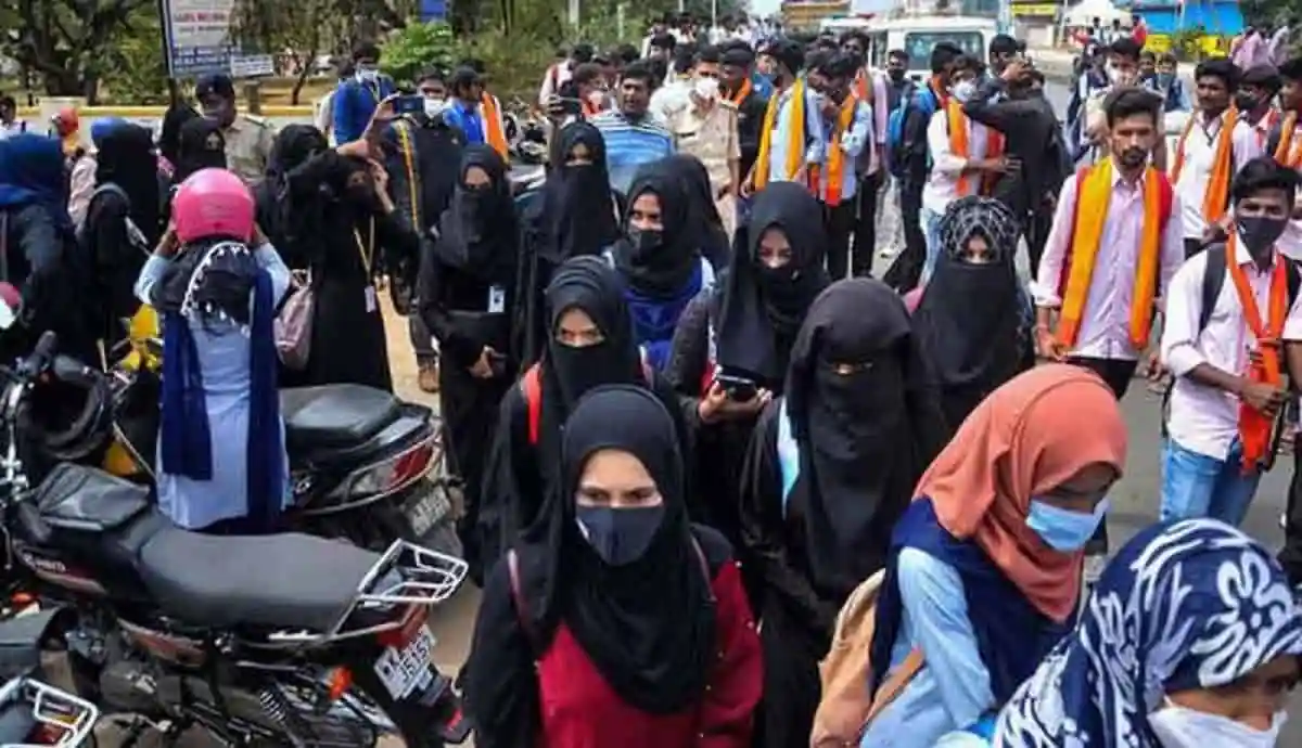 কর্ণাটকে হিজাবে বিতর্কের কারণে ধর্মীয় সংহতি ও সংঘর্ষের আশঙ্কা. Channel i News - চ্যানেল আই নিউজ