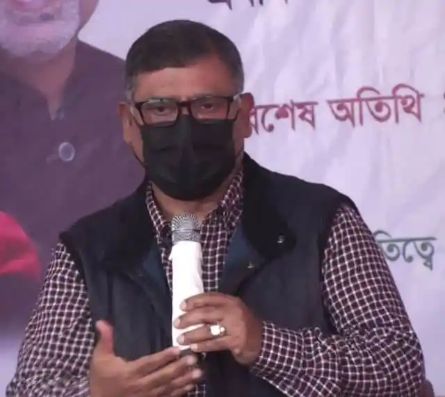 স্বাস্থ্যমন্ত্রী টিকা কার্যক্রমের উদ্বোধন করছেন, মুখে মাস্ক পরা. Channel i News - চ্যানেল আই নিউজ