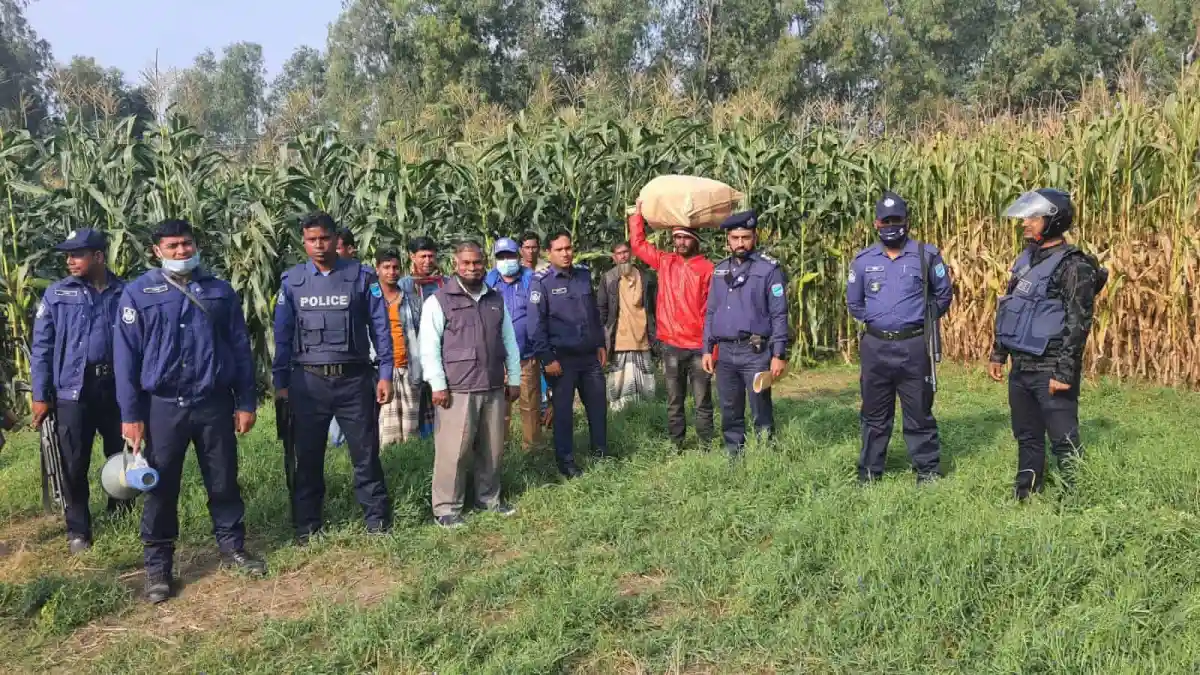 প্রাকৃতিক পরিবেশে পুলিশ ও স্থানীয় মানুষজনের সমাবেশ. Channel i News - চ্যানেল আই নিউজ