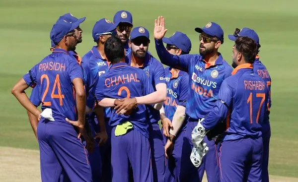ভারতীয় ক্রিকেটাররা মাঠে আলোচনা করছে, রোহিত শর্মা নেতৃত্বে।. Channel i News - চ্যানেল আই নিউজ