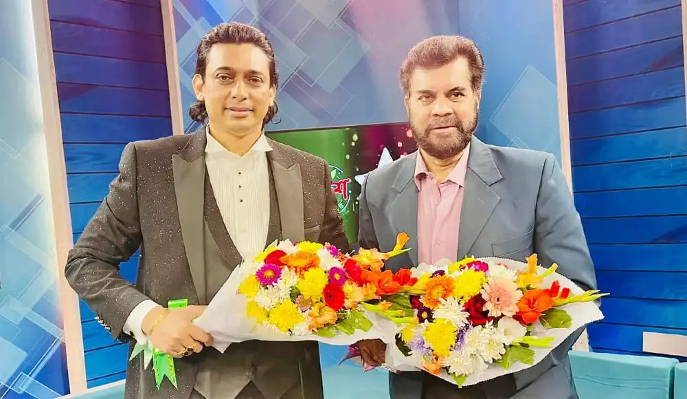 কাঞ্চন ও জায়েদ নির্বাচনের পর একসঙ্গে ফুলের তোড়া হাতে. Channel i News - চ্যানেল আই নিউজ
