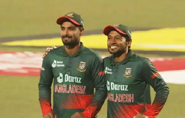 বাংলাদেশ ক্রিকেটার লিটন ও ফারুকি মাঠে হাসিমুখে দাঁড়িয়ে. Channel i News - চ্যানেল আই নিউজ