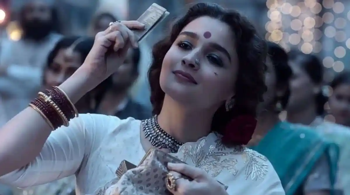 অভিনেত্রী গাঙ্গুবাই এর চরিত্রে এক মহিলার ছবি, ঐতিহ্যবাহী পোশাক ও গহনা পরা. Channel i News - চ্যানেল আই নিউজ