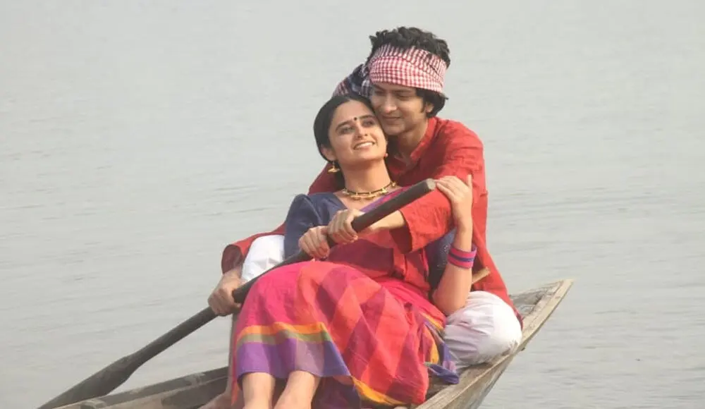 প্রেমিক-প্রেমিকা নৌকায় বসে হাসিমুখে ছবি তুলছেন. Channel i News - চ্যানেল আই নিউজ