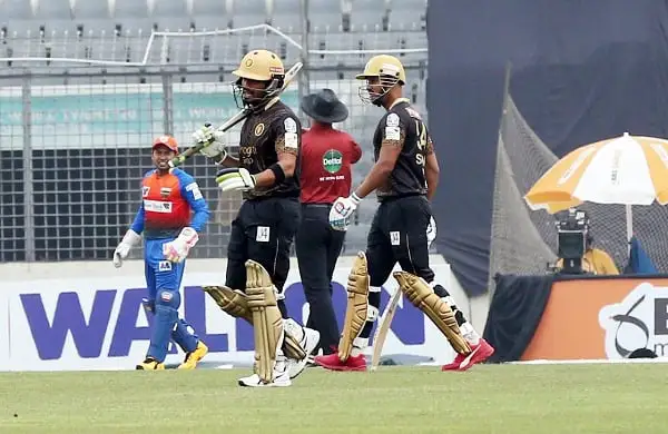 ক্রিকেট মাঠে বাংলাদেশ ও ভারত দলের খেলোয়াড়রা ব্যাটিং ও বোলিং করছে. Channel i News - চ্যানেল আই নিউজ